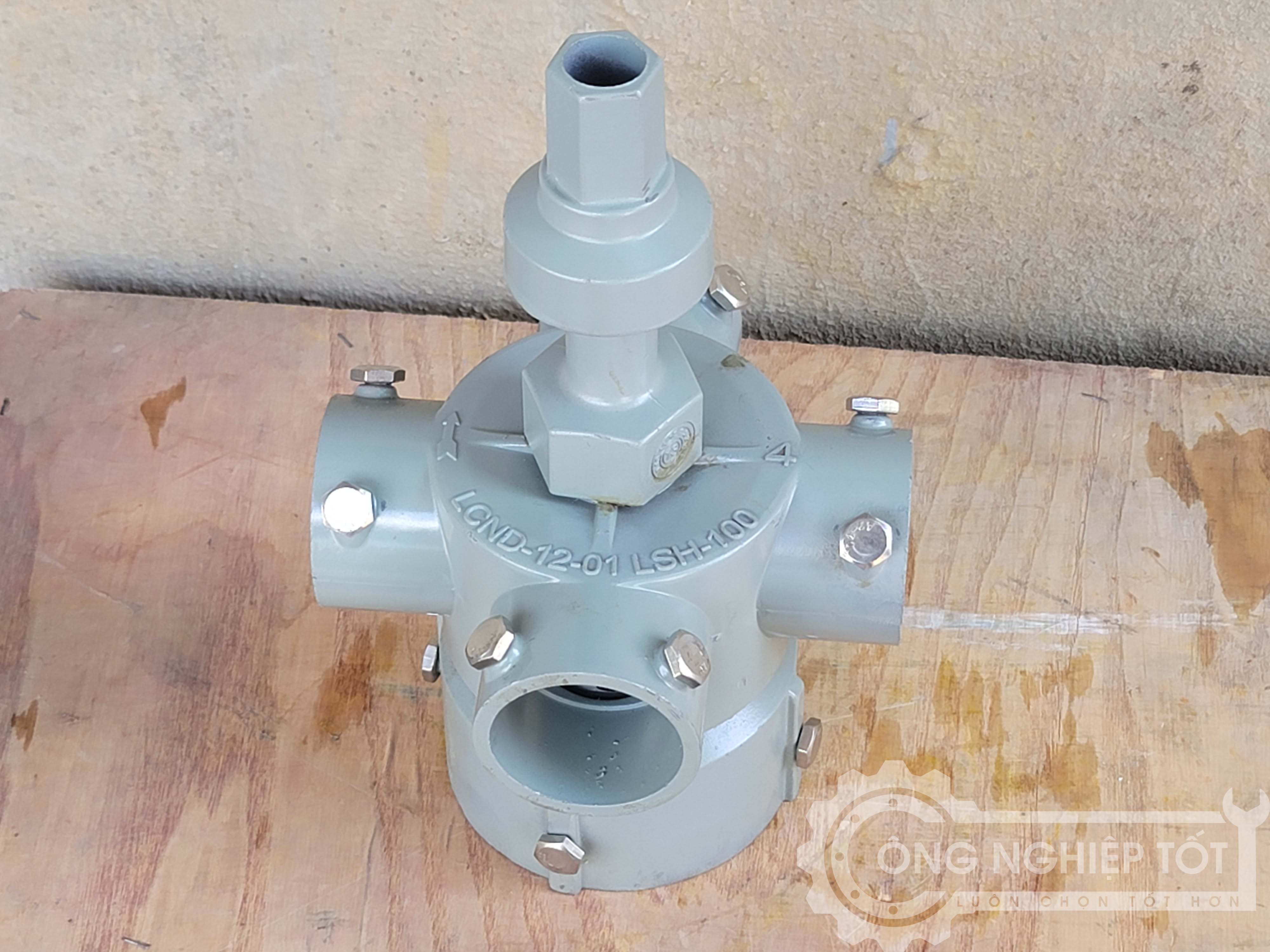 Ảnh chụp đầu phun hợp kim nhôm 114/60 thực tế